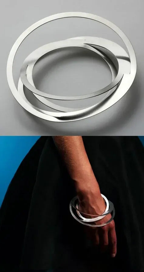 A bangle bracelet with interlocking rings A bangle bracelet with interlocking rings