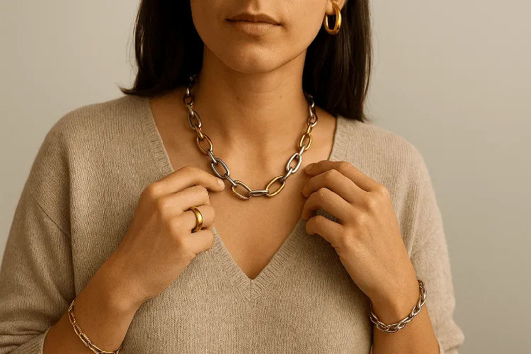 Individual styling mixed silver and gold jewelry to match their outfit. Individual styling mixed silver and gold jewelry to match their outfit.