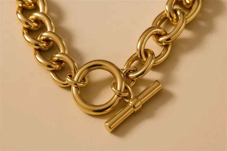 Toggle clasp on chunky necklace. Toggle clasp on chunky necklace.