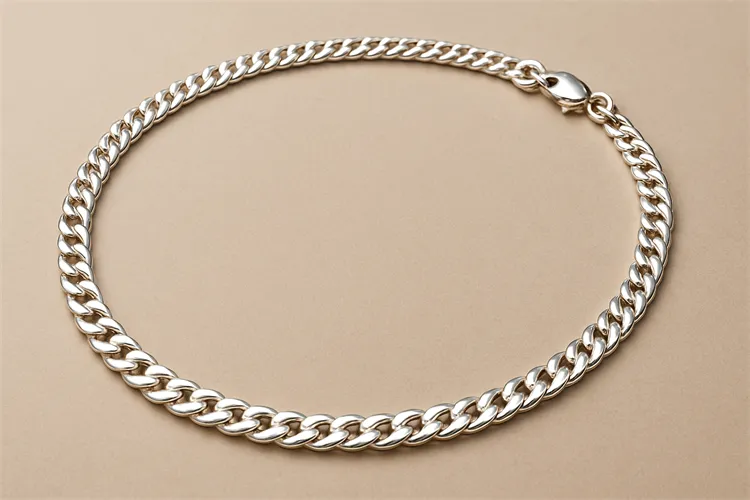 Classic Britannia silver necklace with a polished appearance. Classic Britannia silver necklace with a polished appearance.