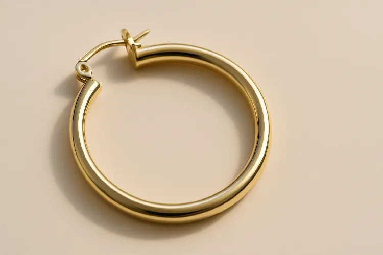 Latchback clasp for hoop earrings Latchback clasp for hoop earrings
