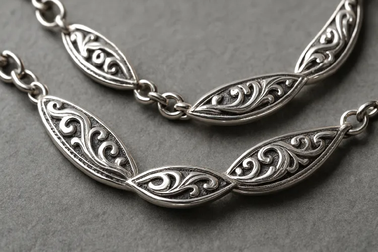 Detailed view of silver-plated necklace Detailed view of silver-plated necklace