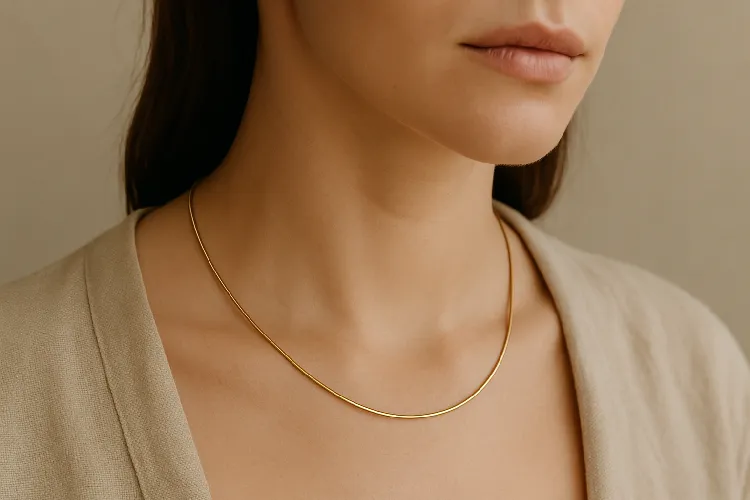 The basic necklace serves as the starting point for layering The basic necklace serves as the starting point for layering