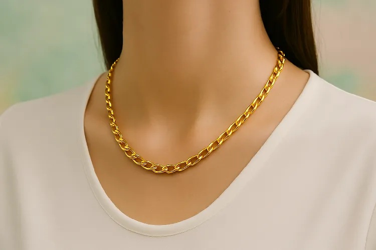 Minimalist Gold Chains on a Woman’s Neck for Elegant Style Minimalist Gold Chains on a Woman’s Neck for Elegant Style