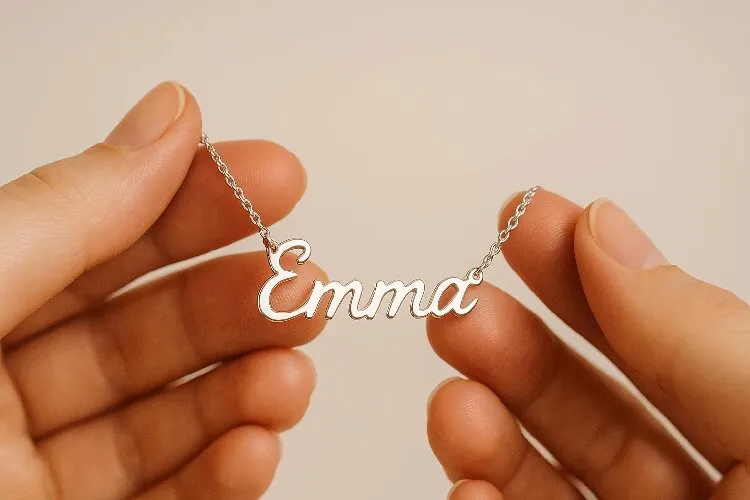 Delicate silver name necklace with personal engraving. Delicate silver name necklace with personal engraving.
