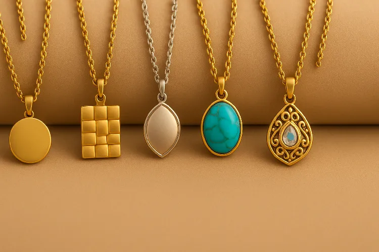 Elegant collection of necklaces and pendants in gold and silver Elegant collection of necklaces and pendants in gold and silver