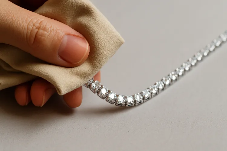 Cleaning a tennis necklace with care Cleaning a tennis necklace with care