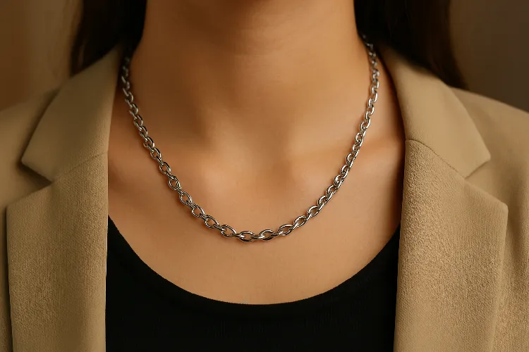 Wear a stainless steel cable chain necklace to highlight the durability and fashion sense of the necklace Wear a stainless steel cable chain necklace to highlight the durability and fashion sense of the necklace