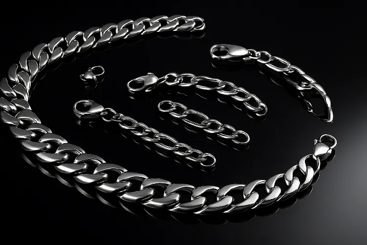 Different thicknesses of stainless steel curb chain and bracelets. Different thicknesses of stainless steel curb chain and bracelets.