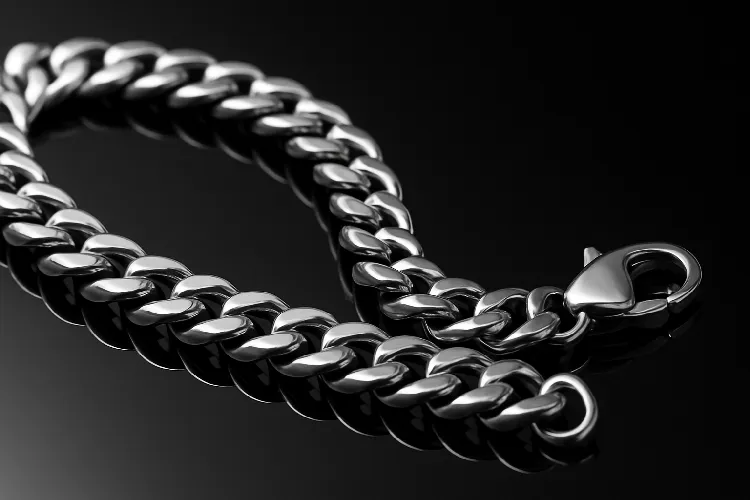 Stainless steel curb chain showcasing its durability. Stainless steel curb chain showcasing its durability.