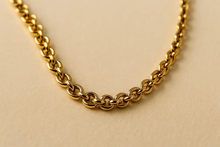Close-up of a polished stainless steel rolo chain, highlighting its sleek design. Close-up of a polished stainless steel rolo chain, highlighting its sleek design.