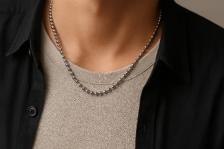 Men wear a silver bead chain to show a simple style. Men wear a silver bead chain to show a simple style.