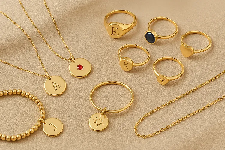 Personalized jewelry, including necklaces, rings and bracelets. Each piece is engraved with letters, birthstones or symbols to highlight its unique charm. Personalized jewelry, including necklaces, rings and bracelets. Each piece is engraved with letters, birthstones or symbols to highlight its unique charm.