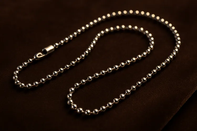 Silver bead chain, simple and elegant design. Silver bead chain, simple and elegant design.