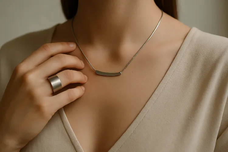 A picture of the wearing effect of stainless steel jewelry with simple lines A picture of the wearing effect of stainless steel jewelry with simple lines