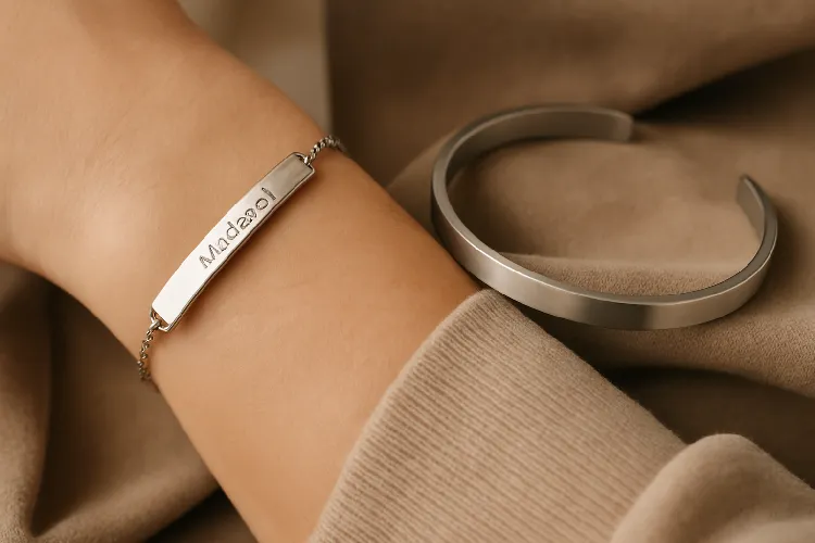Wearing pictures of engraved style thin bracelets and strip bracelets Wearing pictures of engraved style thin bracelets and strip bracelets