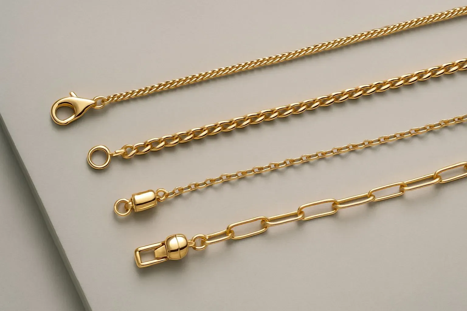 Display of different lengths of chains and the selection of closed fasteners