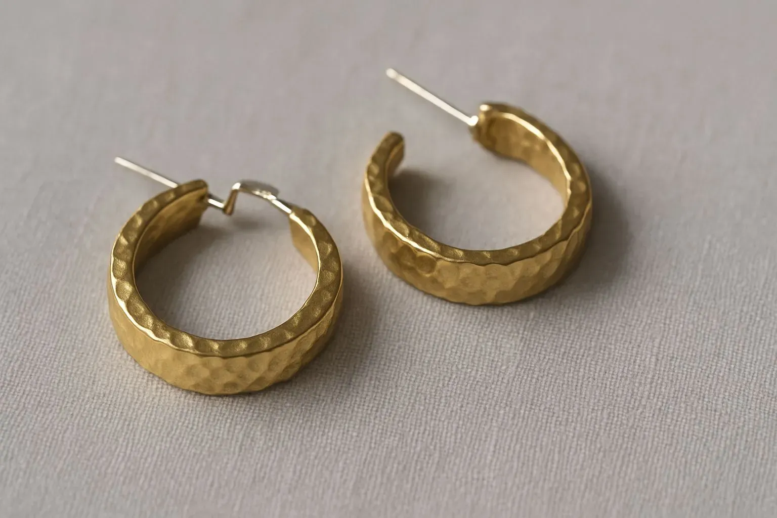 Display of the hammer texture of earrings