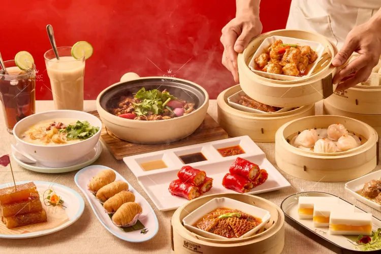 Traditional Hong Kong dim sum with bamboo baskets