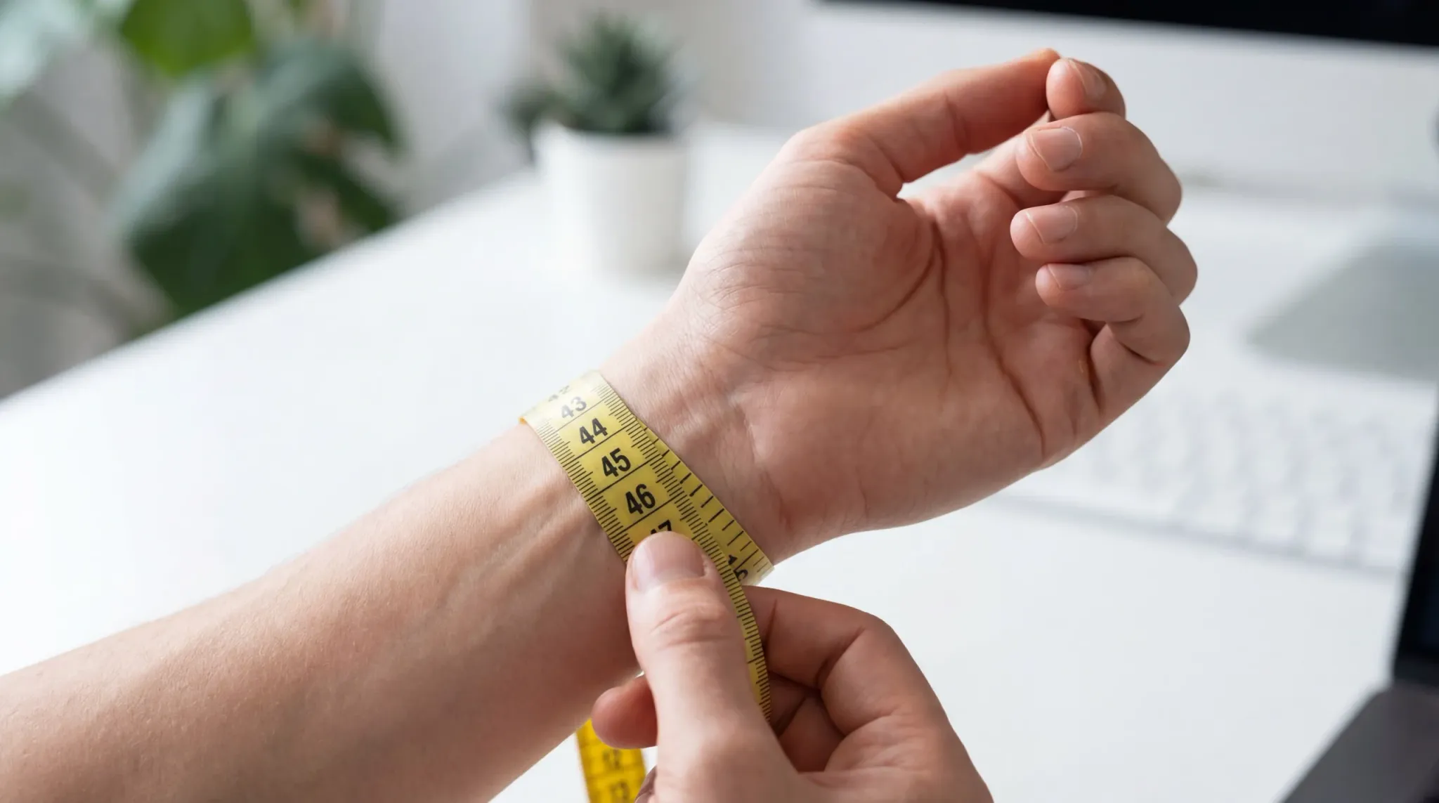 wrist measurement closeup index 04096x2286 1