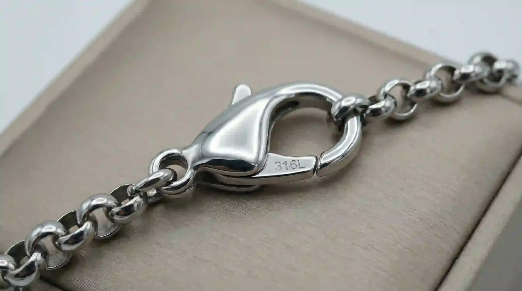 jewelry lobster clasp macro photography index 32752x1536